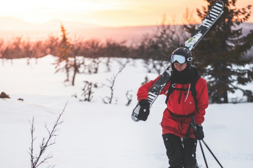 Crédito da foto: Foto de Gustav Lundborg: https://www.pexels.com/pt-br/foto/pessoa-caminhando-na-neve-carregando-pranchas-de-esqui-2016552/ La Parva - Chile